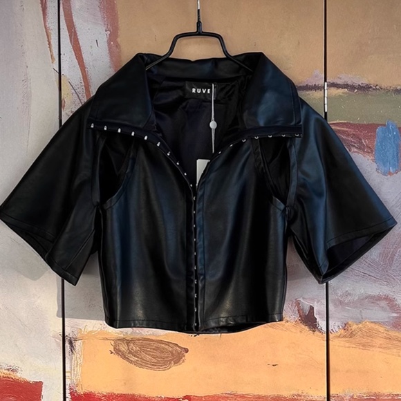 NWT RUVE ZASH Cropped Vegan Faux Leather Shirt - Black Cut Out - Picture 5 of 8